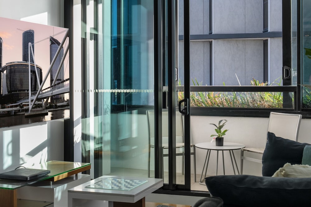 City Escape With Balcony & Resort-style Amenities