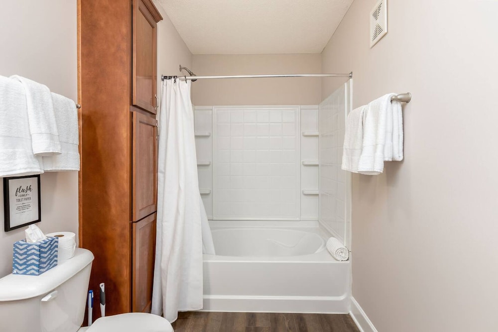Woodland Penthouse 2BR W D Pool Gym Walkable