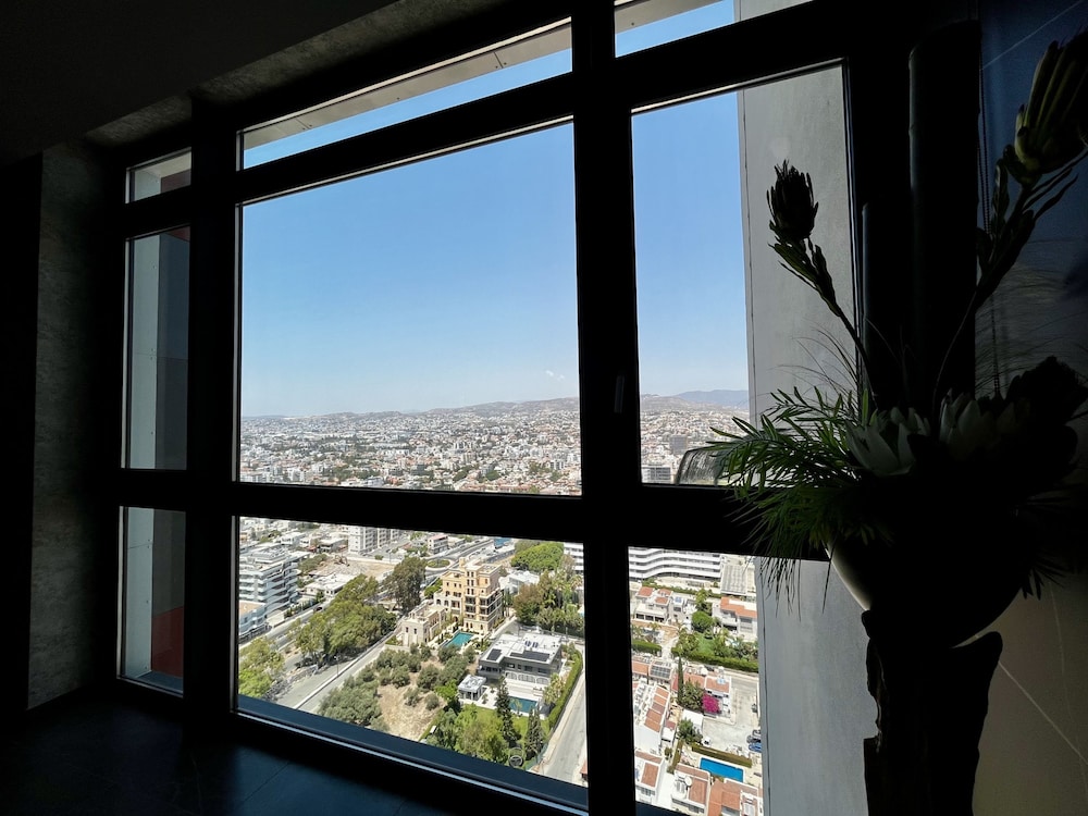 128 LIM - 2001 Stay Only Tower Suite