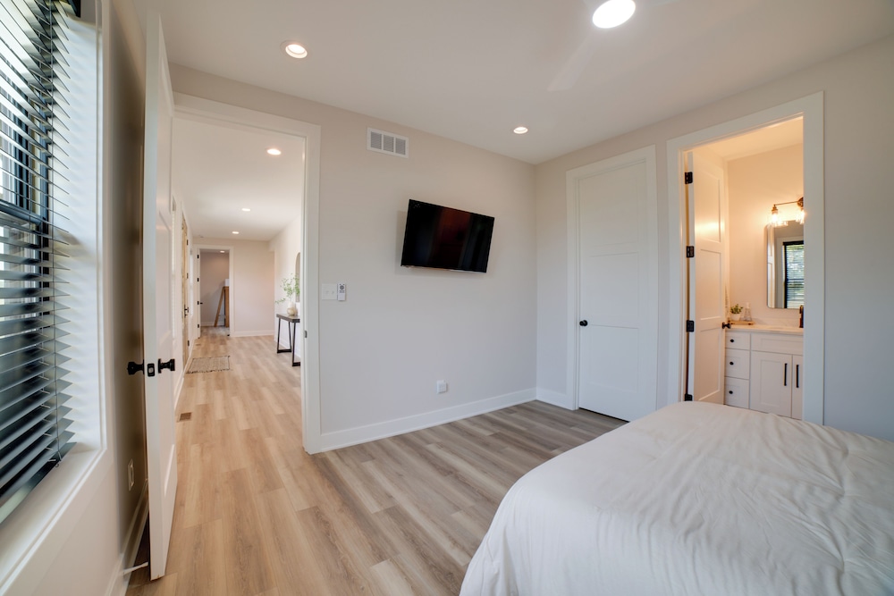 Kouts Home: High-end Retreat in Secluded Setting view 5