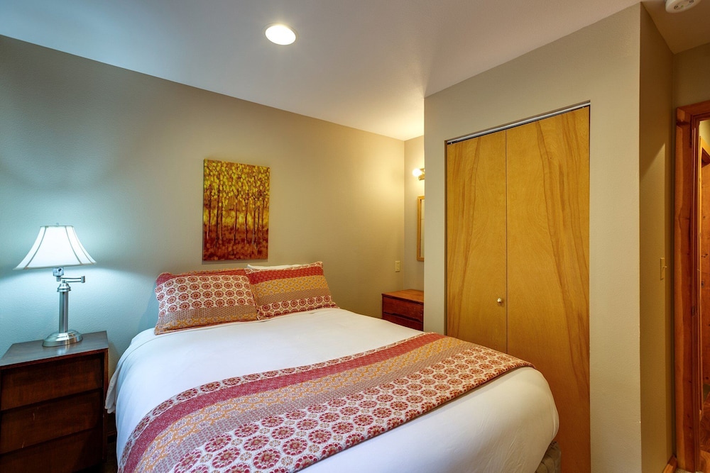 Mt Baker Lodging Cabin 40 - HOT TUB, PETS, SLEEPS 8! by MBL view 2