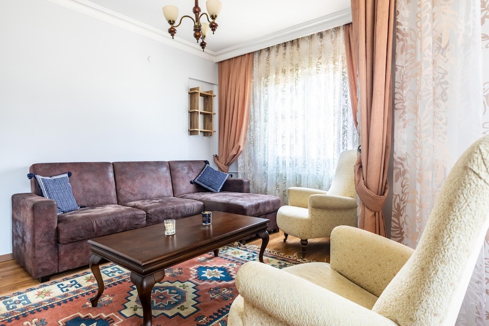 Chic Residence w Balcony 10 min to Hilltown Mall