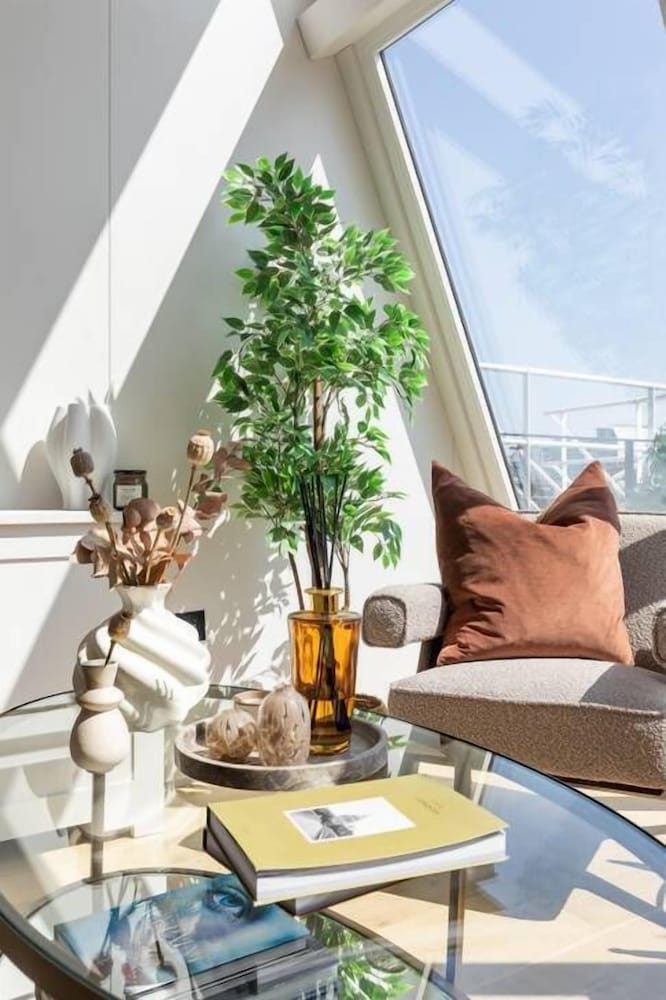 Cheyne Walk Houseboat by Onefinestay