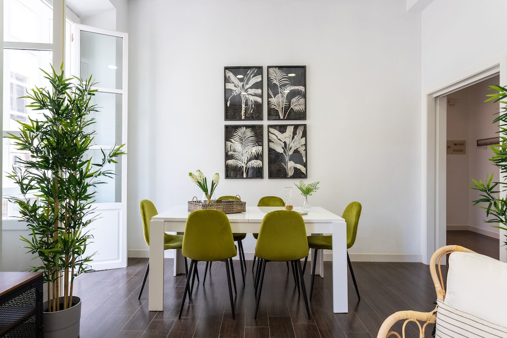 3 Bd Apartment With Balconies Next to Larios Street. Larios
