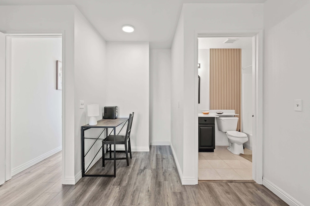 Near Dtla Gem Stylish Private Suite w King bed
