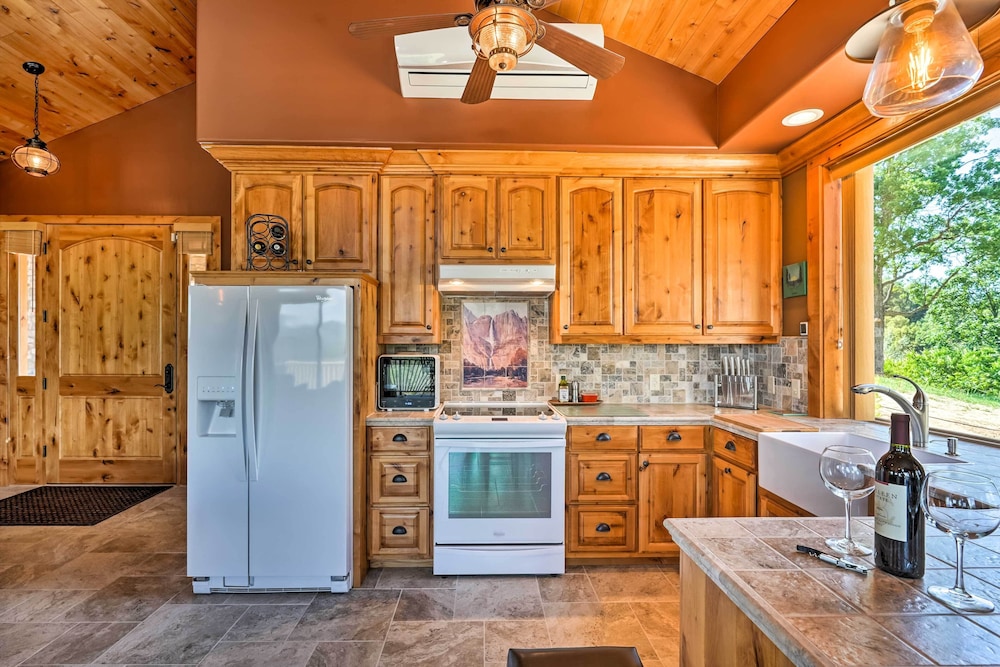 28 Mi to Yosemite: Lovely Mtn Cottage w/ Deck! view 5
