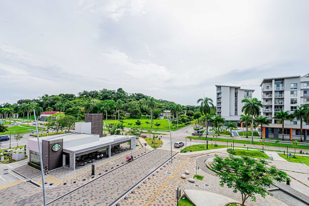 w Modern 2BR w Great Deco in Centriqo
