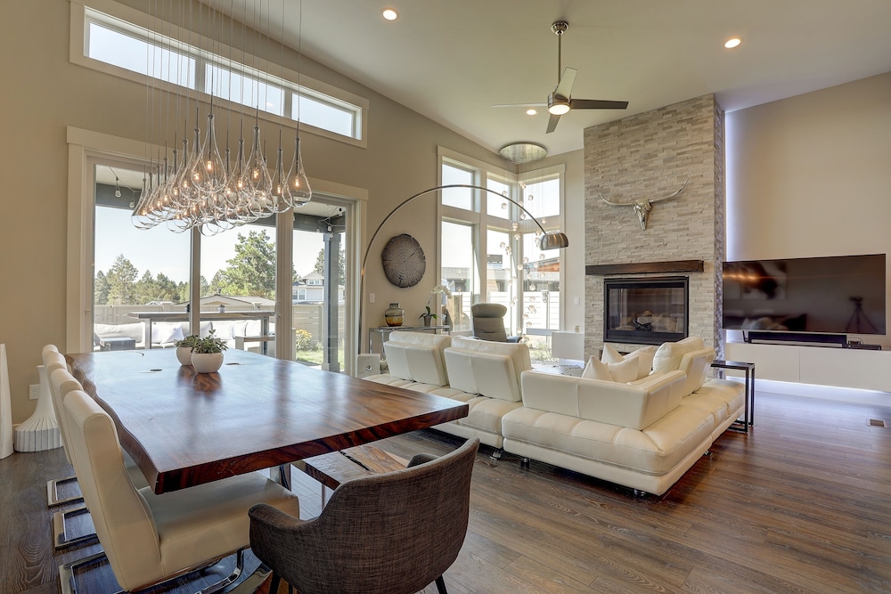 Ruby Peak *30 Day Minimum 4 Bedroom Home by RedAwning