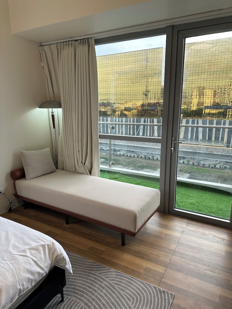 Luxury Penthouse & High-Floor Hotel near City of Dreams, Airport, Okada, and Solaire Casino