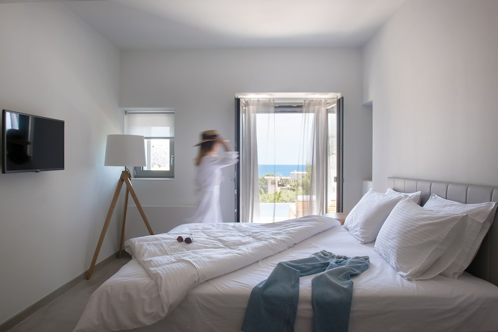 Luxury Villa With Stunning Views in Agios Nikolaos view 4