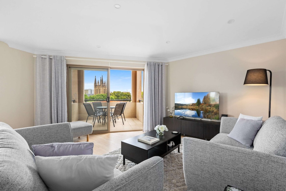 Stylish 2-bed Camperdown Apartment With Balcony