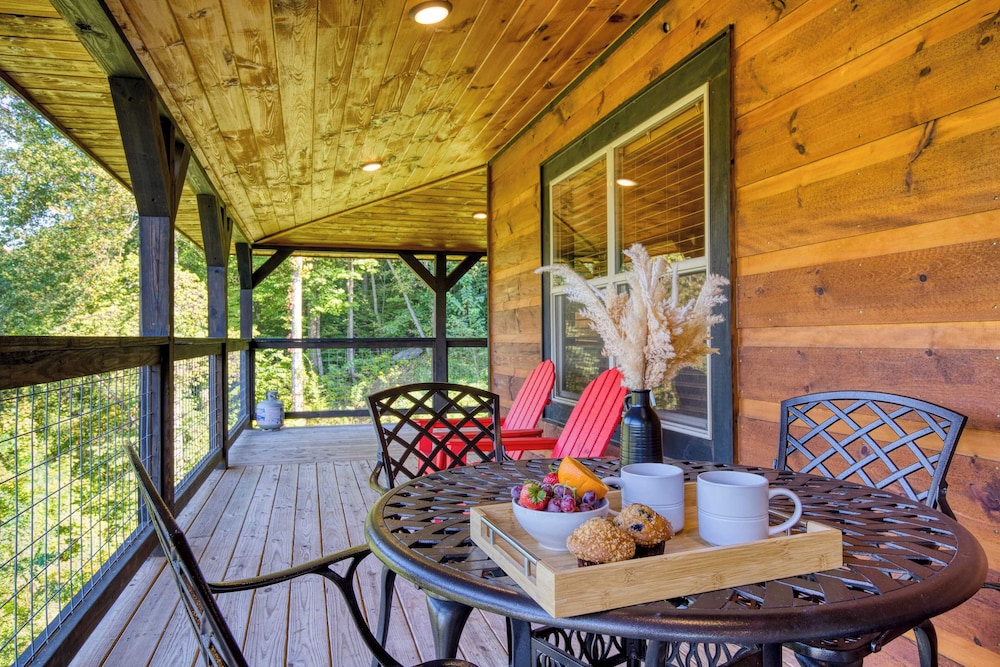 Indoor Pool, Theater, Hot Tub & Mountain Views Near Dollywood Crimson Crest by Avantstay
