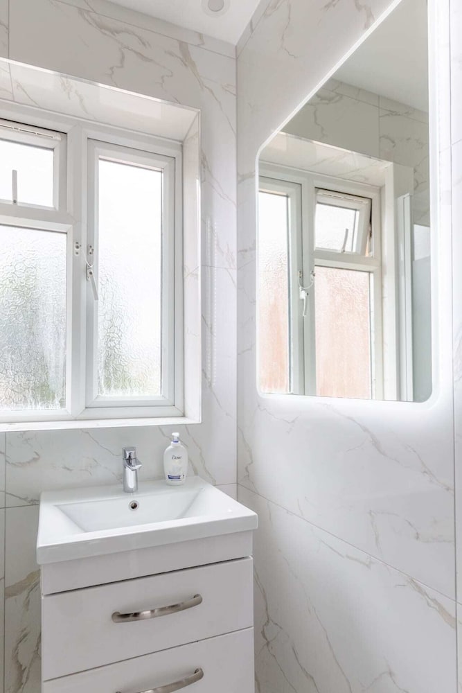 Spacious 4BD Home, Near Excel London!