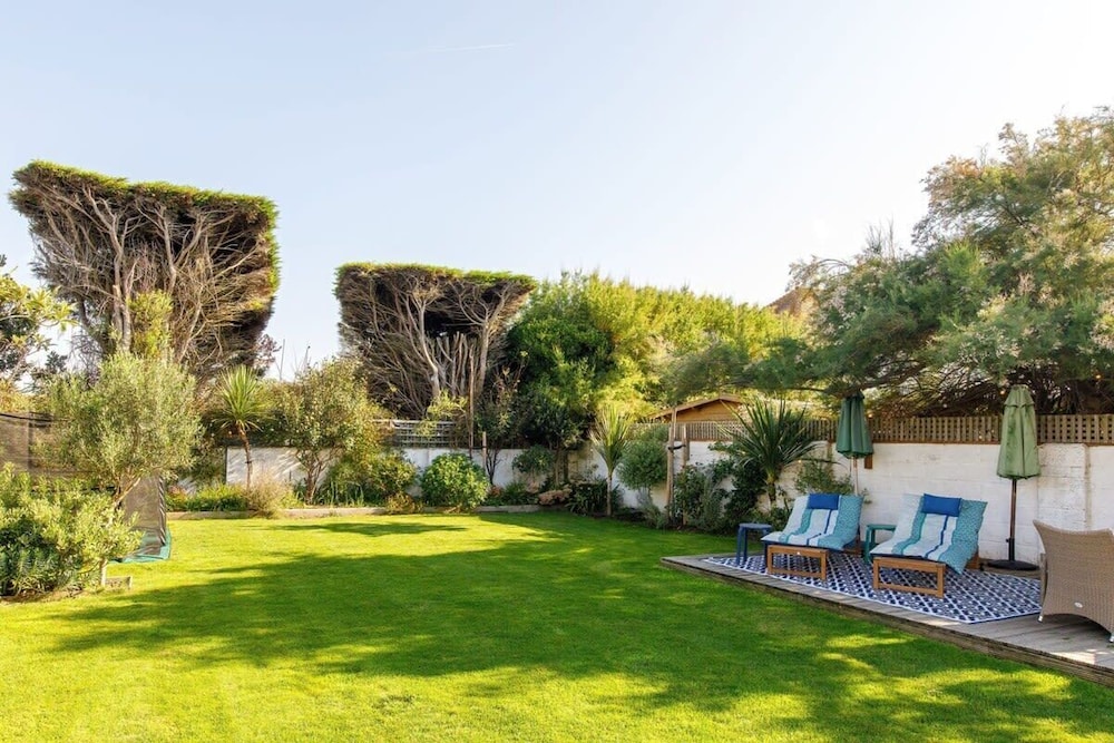 Newly Renovated Beachside Retreat for 10