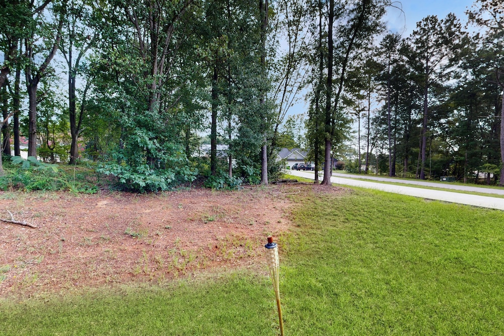 3BR Charming, Dog Friendly Home w/ Fire Pit!