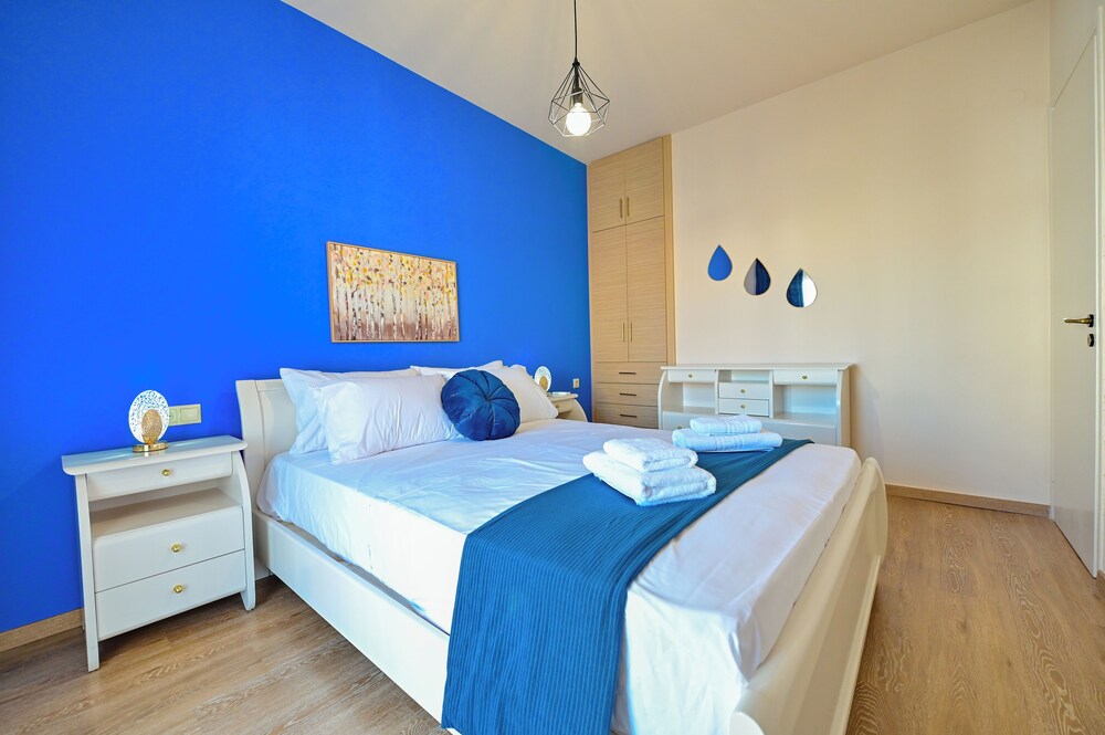 Royal Blue Central House by Checkin