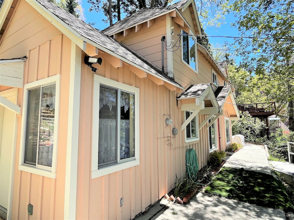 Near Lake Plus View 2 Bedroom Home by RedAwning