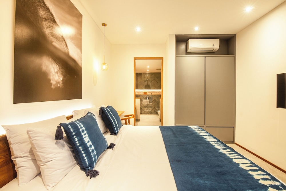 Seaside Escape: 4BR Villa, 190m to Canggu Beach