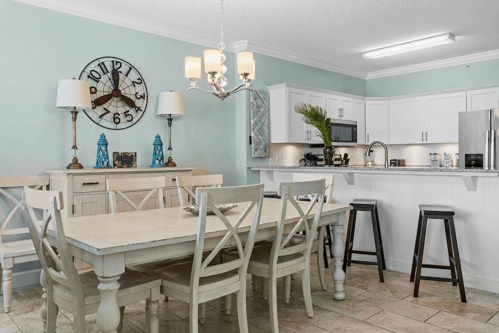 Beach Breeze by Avantstay Beachfront, Beach Chairs Included, 2 Pools!