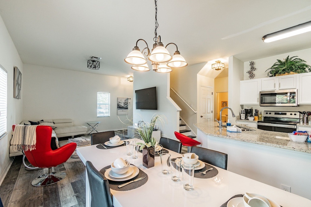 4BR Townhome w/ Pool in Bella Vida Resort