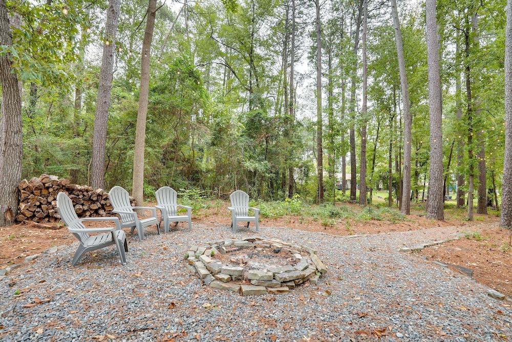Lakefront Texas Abode w/ Kayaks, Fire Pit  Patio! - Property Image 6