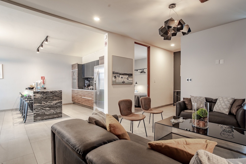 Luxurious 5-bedroom House With Air-conditioning & Private Rooftop in Juriquilla