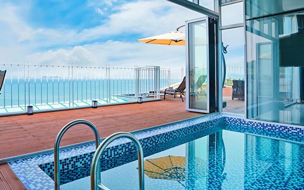 Yeosu Marine Terrace Poolvilla view 2