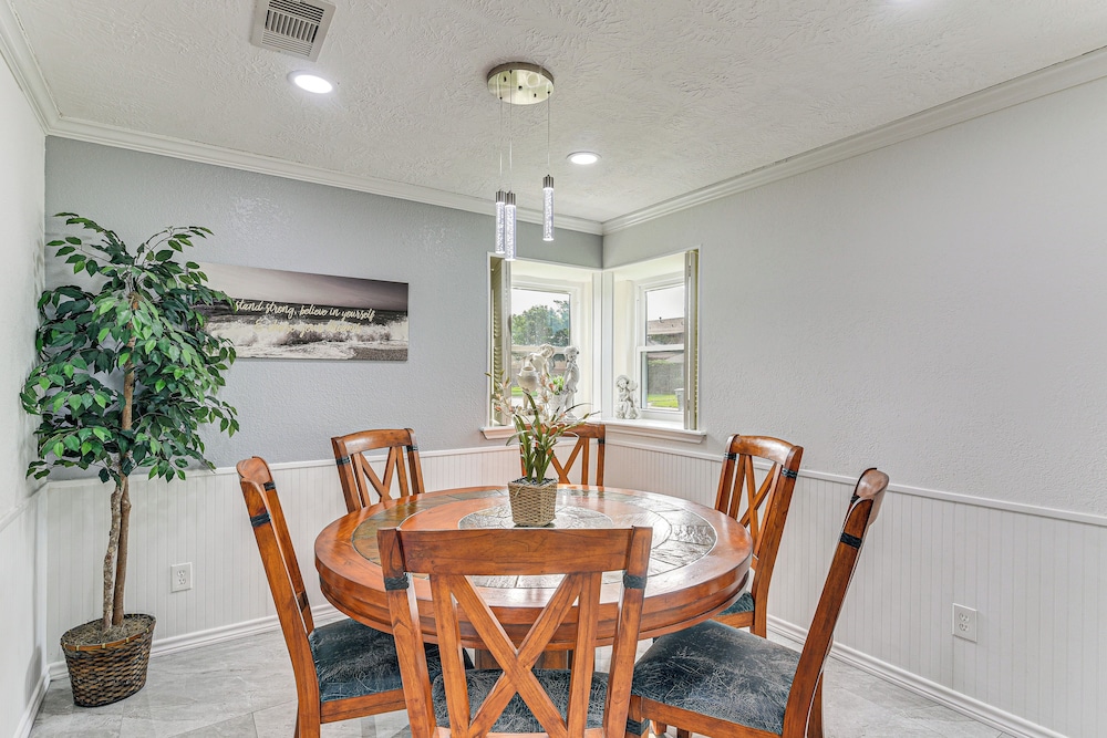 ~ 2 Blocks to Beach: Galveston Group Getaway!