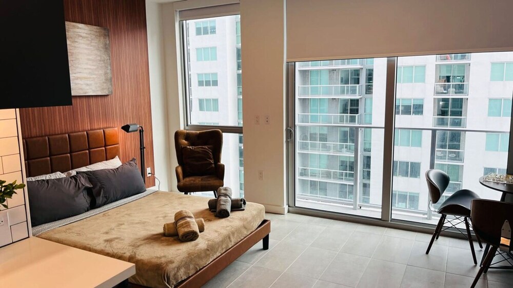 Where the Skyline Sleeps Rooftop Pool Gym