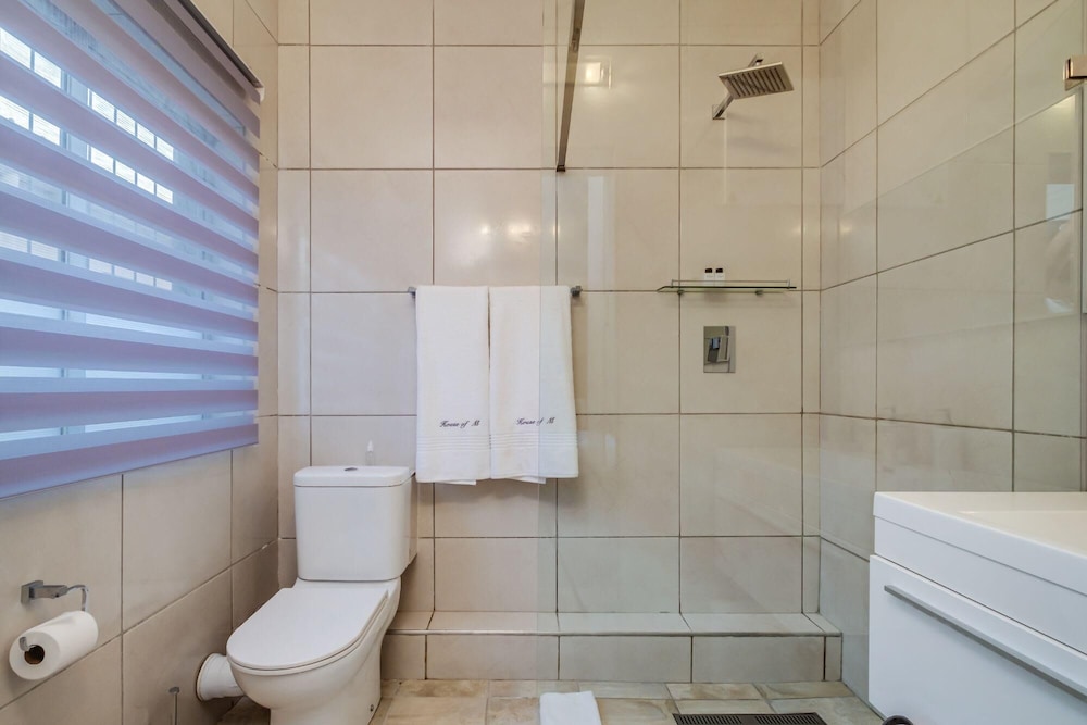 Contemporary Holiday Home in the Heart of Green Point House of M view 2