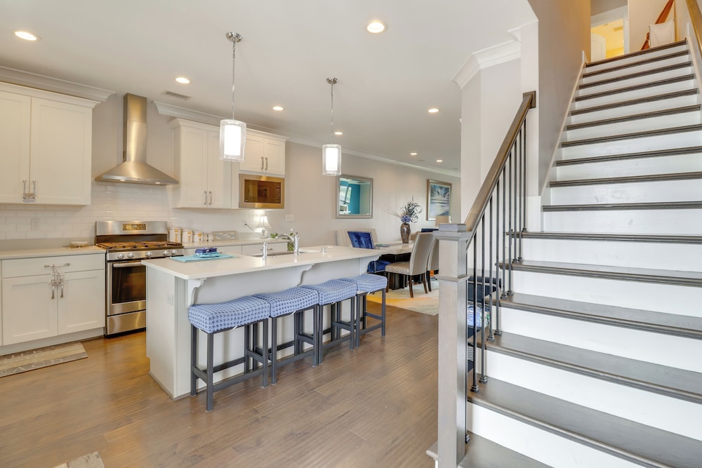 Walk to Ocean: Group Getaway in Virginia Beach!