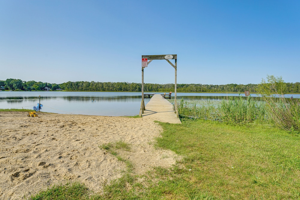 Walk to Cranberry Lake: Quaint Family Cottage
