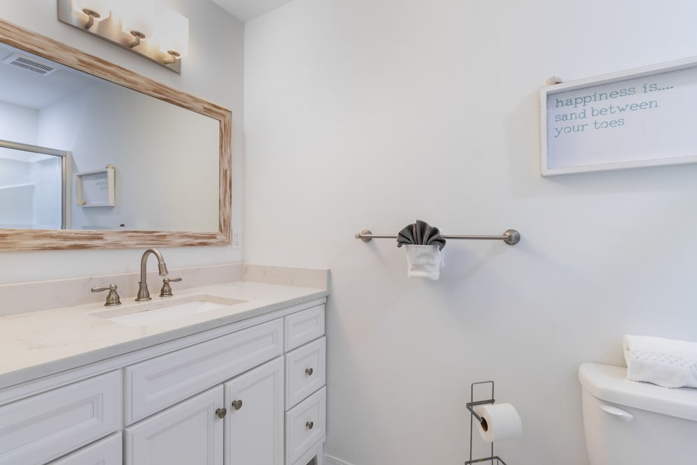 Destin Dolphin by Avantstay 2 Mins Walk To Beach w Pool Large Outdoor Entertaining Area