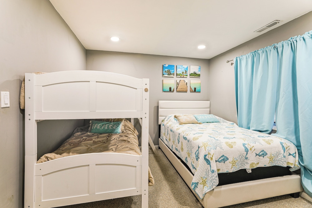 2 Mi to Rehoboth Beach: Condo w/ Pool Access!