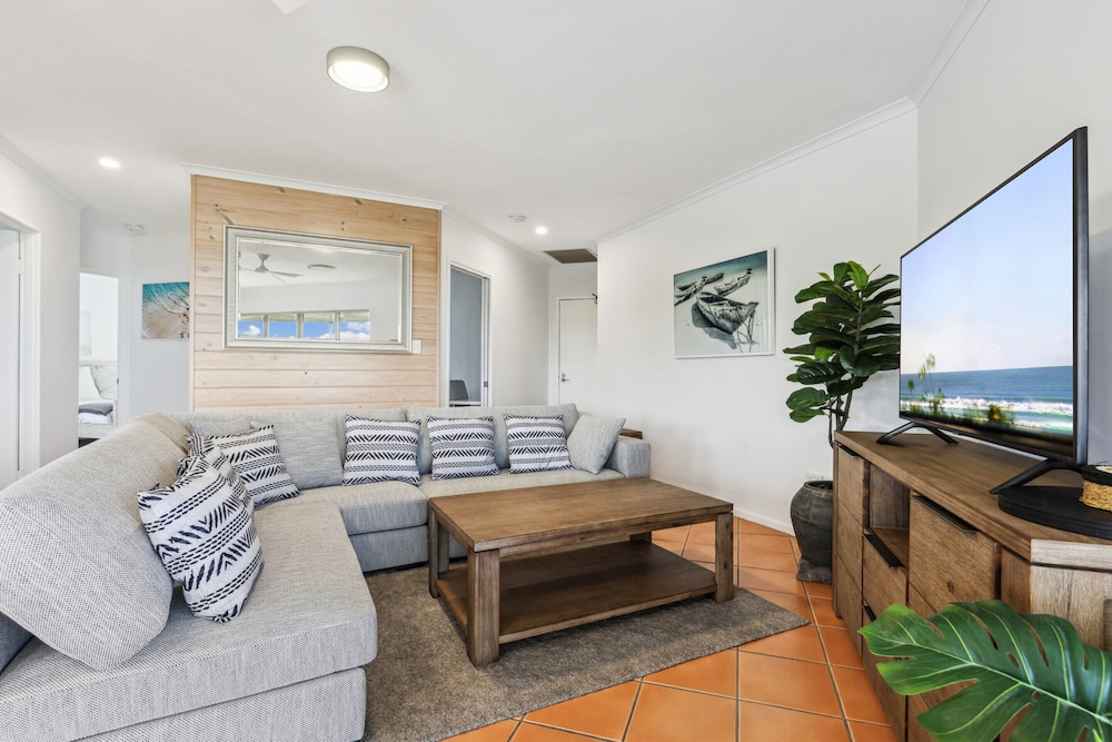 Oceanside Apartment With Views of Yaroomba Beach