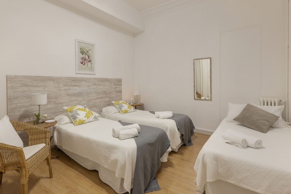 Ally's Guest House Barcelona B&B