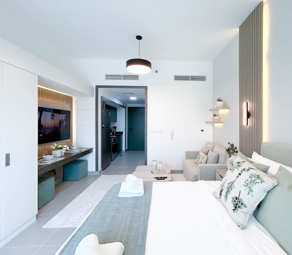 Urban Escape Studio Pool, Gym & Stylish Living