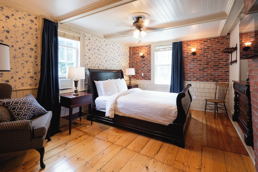 Lee Farm Inn