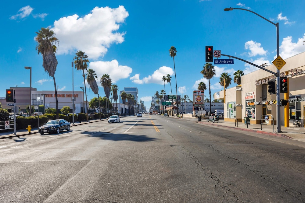 Luxury 3BR Hollywood Sign View by Oneluxstay