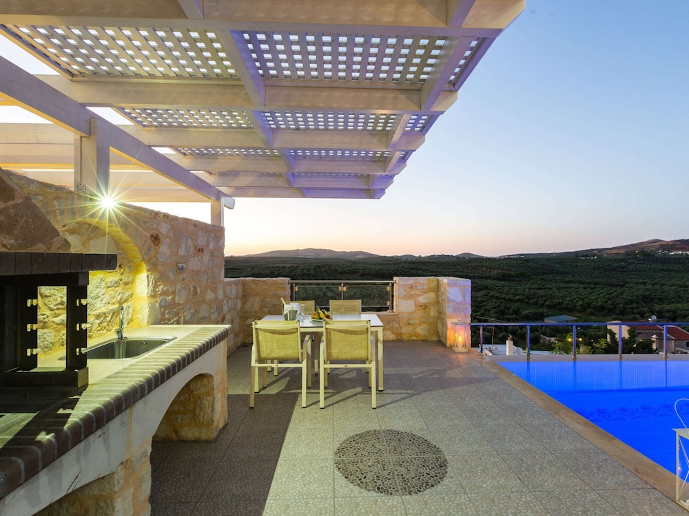 Villa in Crete With Private Pool & Beaches Nearby photo 1