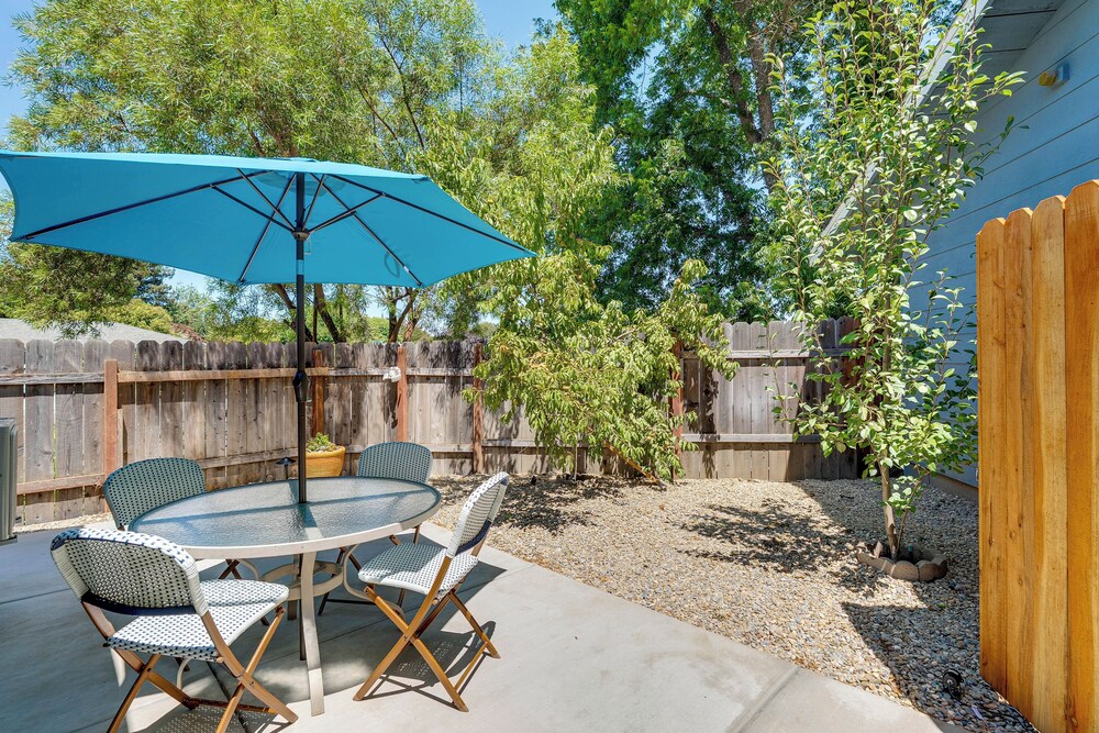 3 Mi to UC Davis: Retreat w/ Furnished Patio!