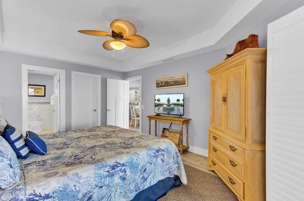518 Seascape Waterfront Views + Community Pool