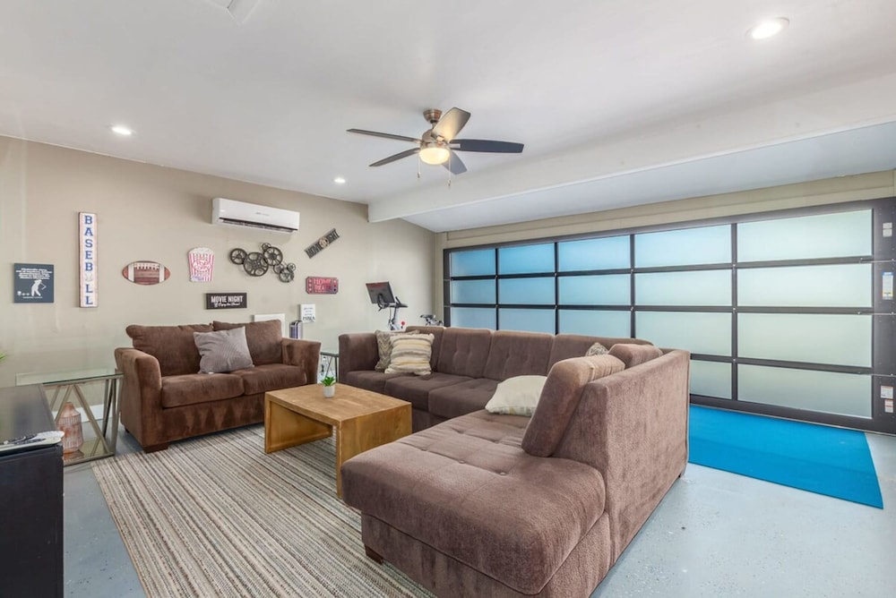 Ochenta Modern Retreat Htd Pool Spa Putt Grn Gym