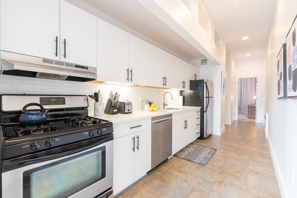 Cypress Court III by Rove Travel 1BR Harlem Apt