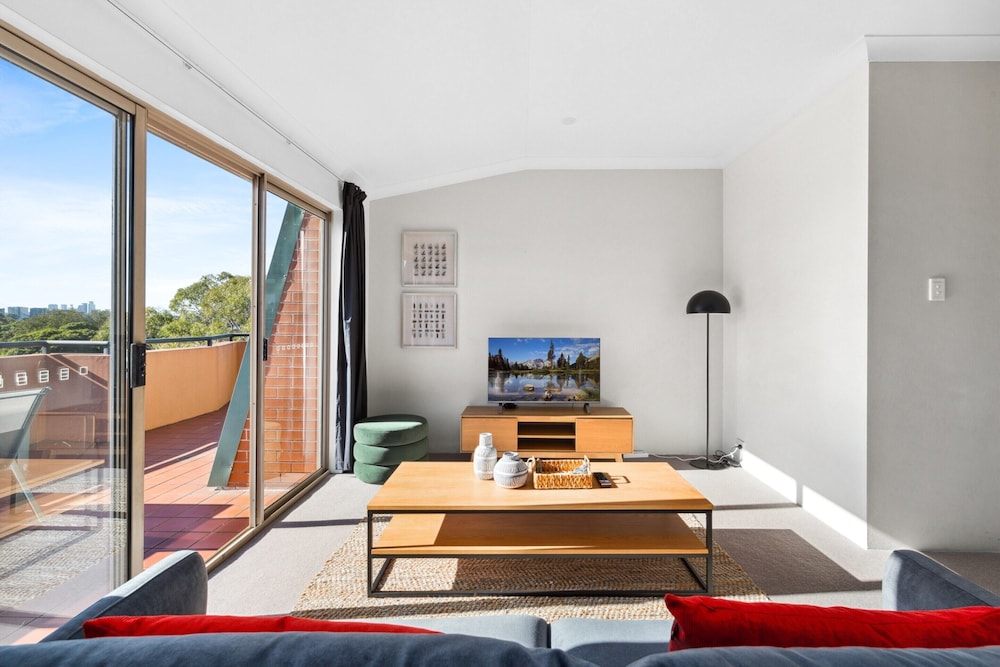 Spacious Inner-west 2-bed With Alfresco Dining