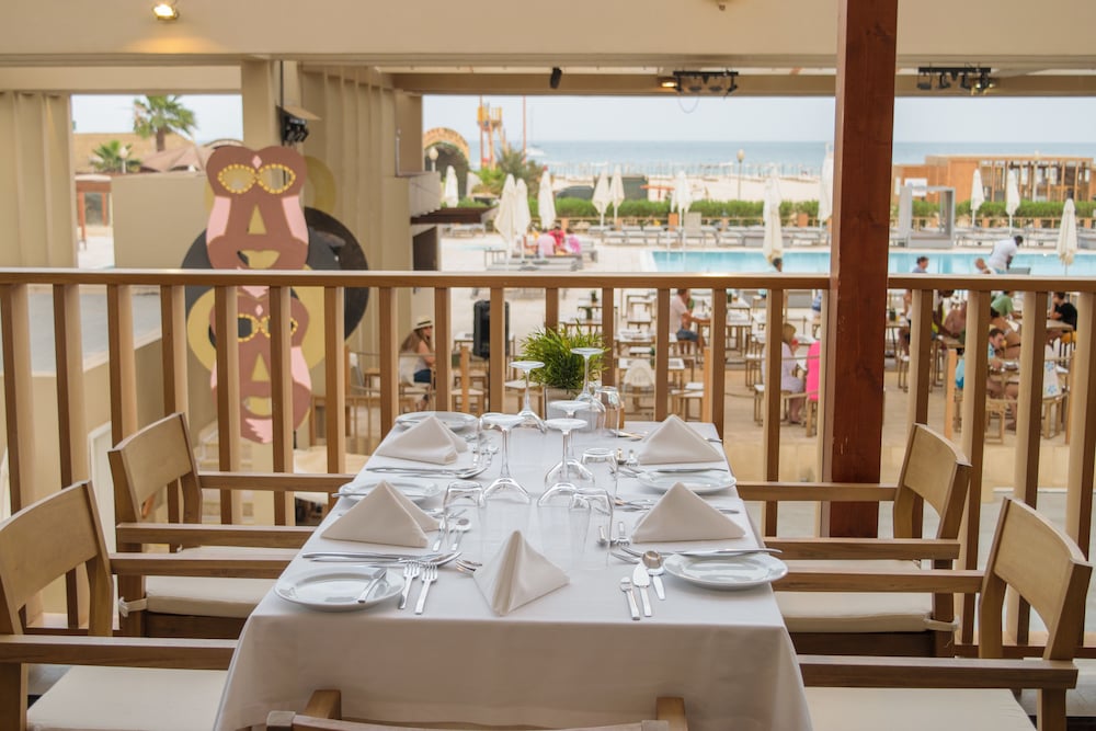 Hotel Oasis Salinas Sea