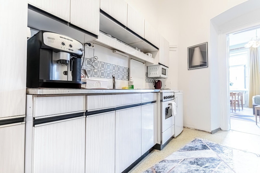 Stylish 2BR Apt Garden Modern Comforts