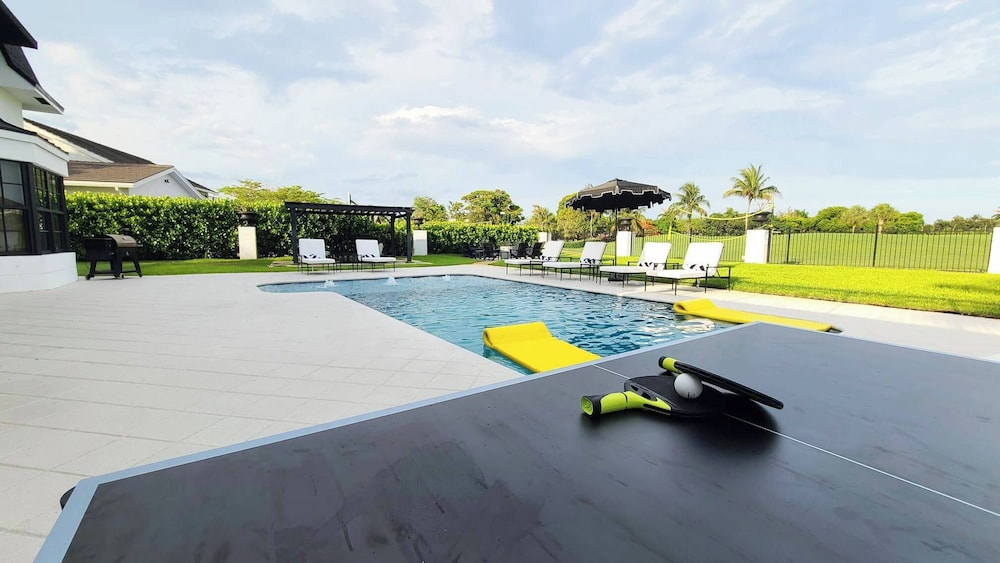 New 5 Bedroom Modern Villa on Golf Course
