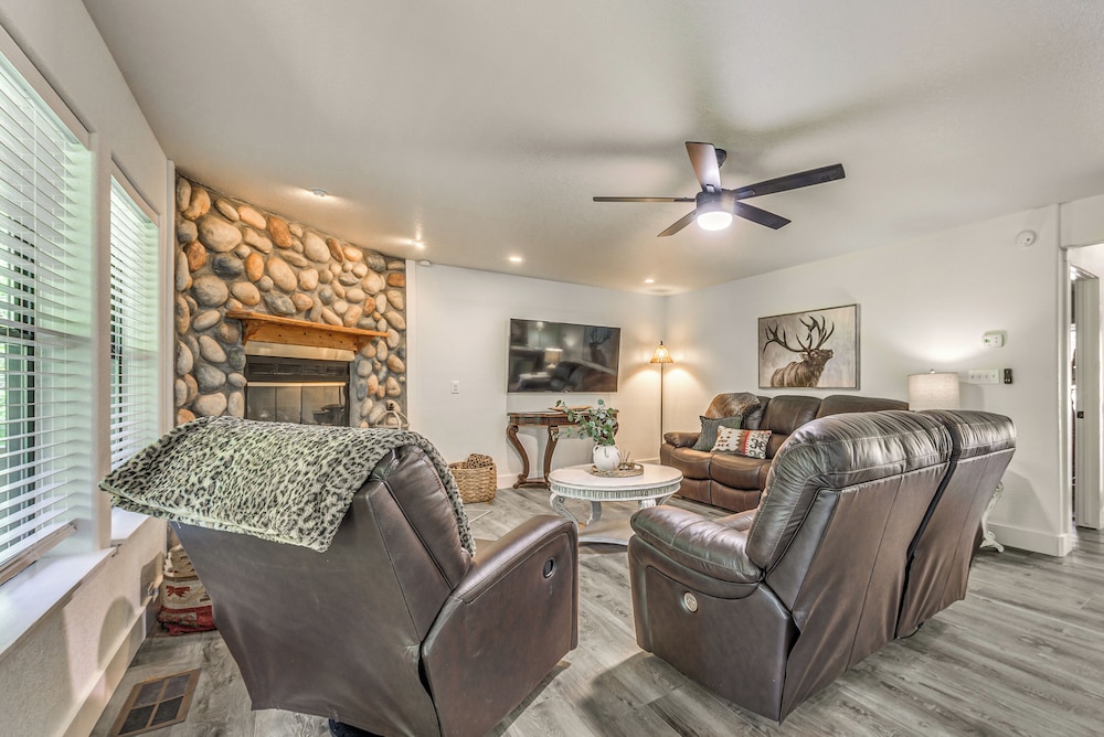 1 Mi to Grindstone Lake: Modern Ruidoso Retreat!