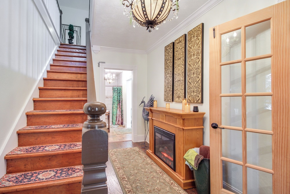 Walk to UT Southern & Dtwn Pulaski: Historic Home